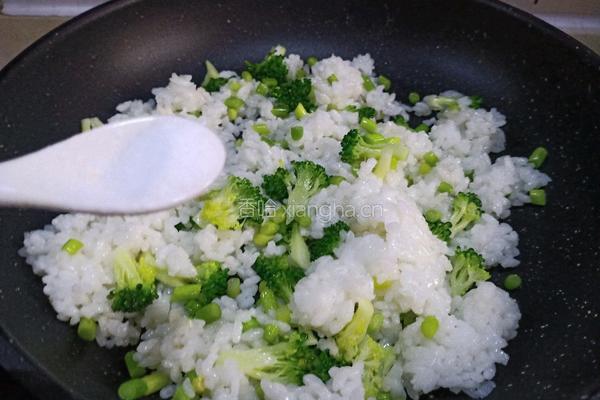 西蓝花蛋炒饭的做法图解10
