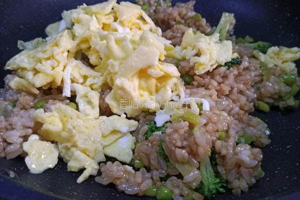 西蓝花蛋炒饭的做法图解12