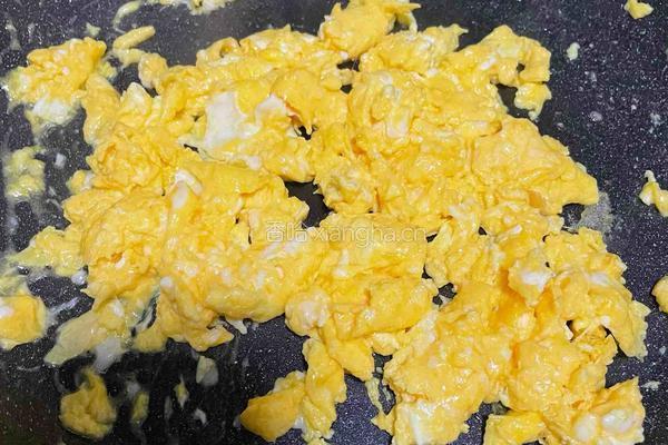 虾仁鸡蛋炒饭的做法图解3