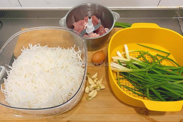 猪肉萝卜馅三色饺子的做法图解1