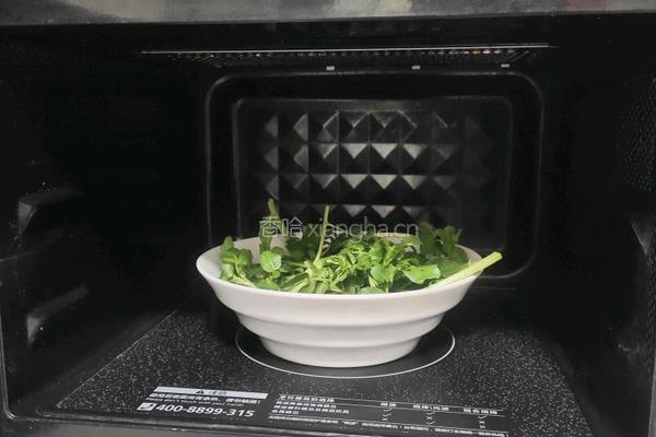 微波炉西洋菜方便面的做法图解3