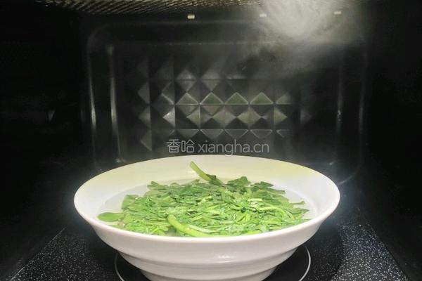 微波炉西洋菜方便面的做法图解4