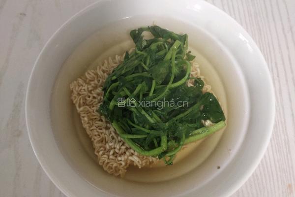 微波炉西洋菜方便面的做法图解5