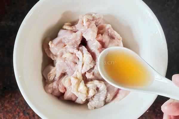 快捷午餐鸡丝酸菜面的做法图解2