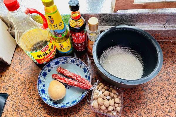 蟹味菇焖饭的做法图解1