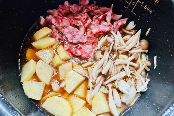 蟹味菇焖饭的做法图解3
