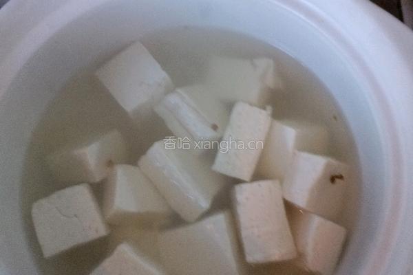 砂锅鲫鱼蘑菇豆腐汤的做法图解3
