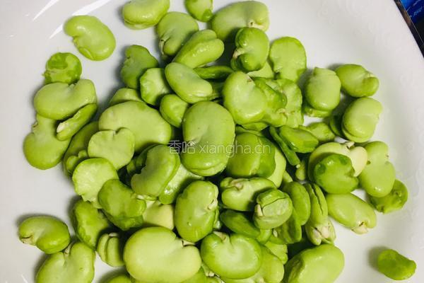 蚕豆炒虾仁的做法图解1