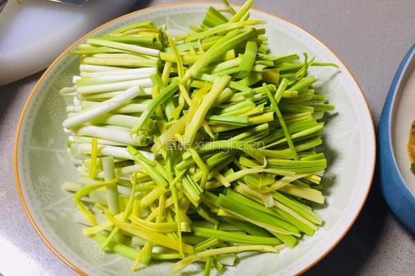 蒜黄炒肉丝的做法图解1