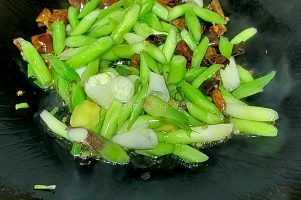 蒜苗炒腊肉的做法图解2