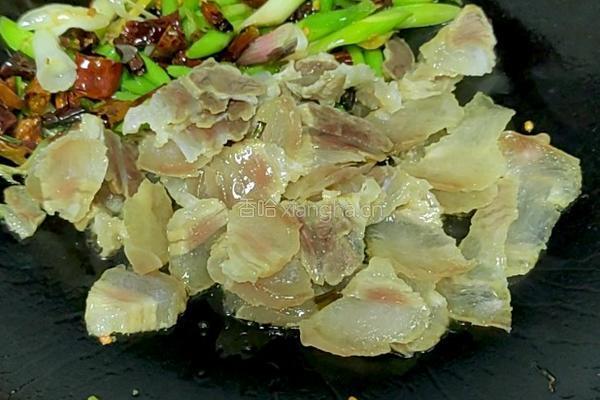 蒜苗炒腊肉的做法图解3