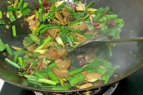 蒜苗炒腊肉的做法图解5