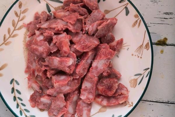 韭菜炒广式腊肠的做法图解1