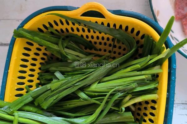 韭菜炒广式腊肠的做法图解2