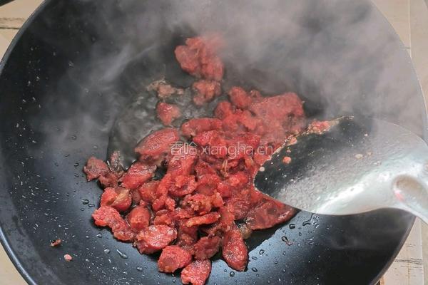 韭菜炒广式腊肠的做法图解4