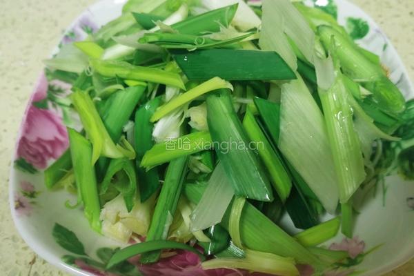 青蒜炒腊肉的做法图解1