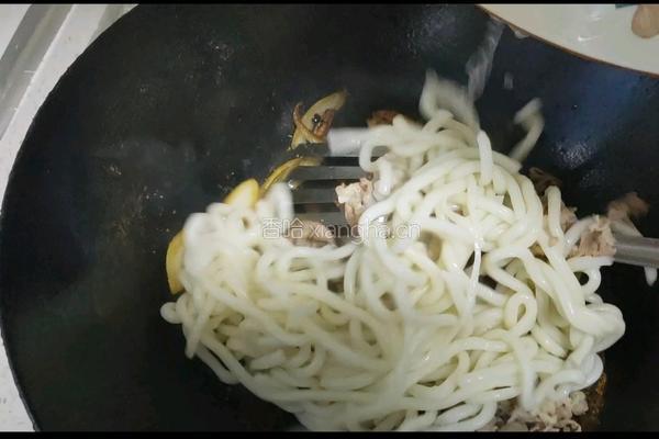 羊肉炒乌冬面的做法图解5
