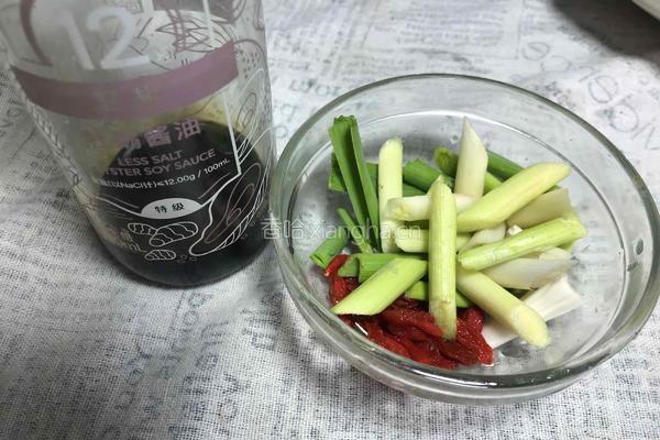 枸杞菊花菜烧圆子的做法图解2