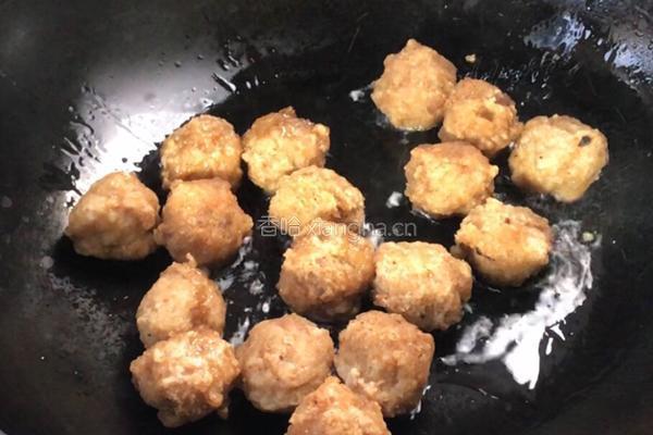 枸杞菊花菜烧圆子的做法图解3