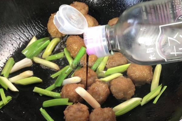 枸杞菊花菜烧圆子的做法图解4