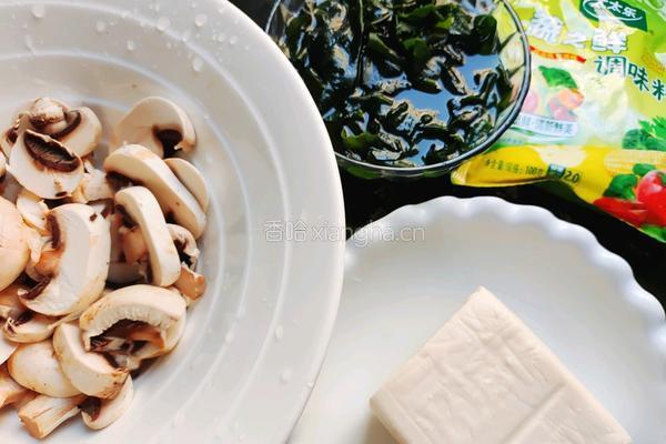 蘑菇豆腐裙带菜汤的做法图解2