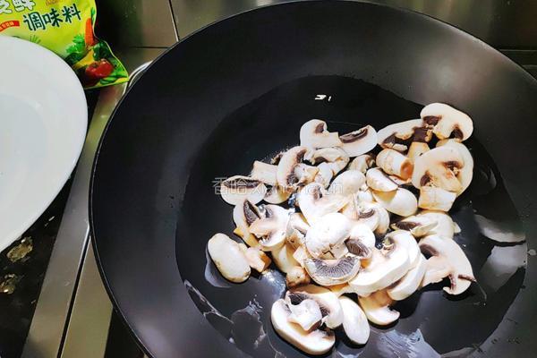 蘑菇豆腐裙带菜汤的做法图解4