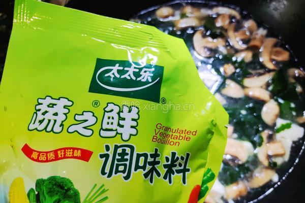 蘑菇豆腐裙带菜汤的做法图解8