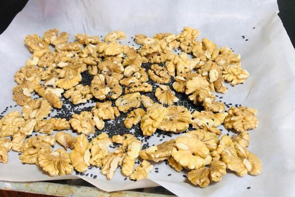 黑芝麻核桃酥的做法图解1