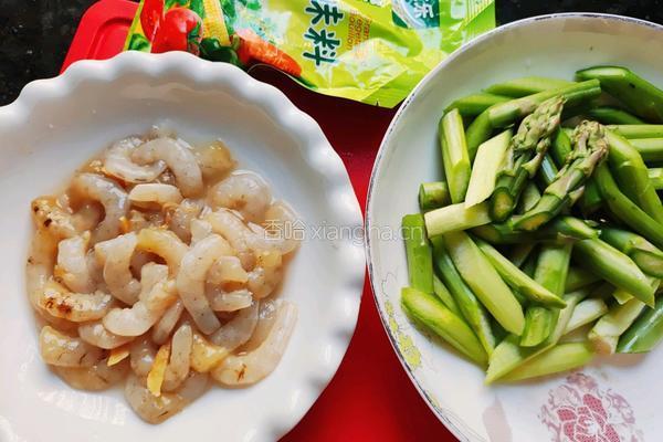 味美虾仁炒芦笋的做法图解2