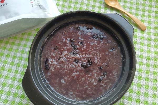 黑豆桑椹砂锅粥（简单版）的做法图解1