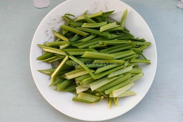 芹菜炒腐竹的做法图解2