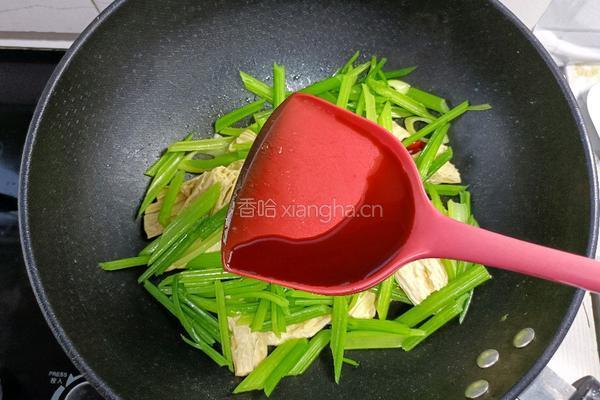 芹菜炒腐竹的做法图解12