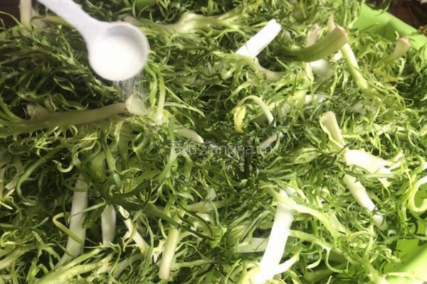 枸杞花生拌苦菊的做法图解2