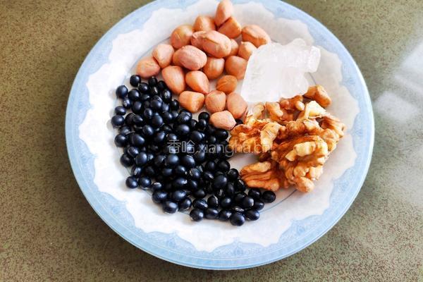 黑豆核桃花生饮的做法图解1