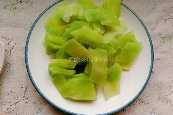 胡萝卜炒莴苣的做法图解2