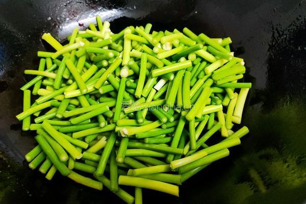 美汁蒜苔鸡蛋小炒的做法图解3