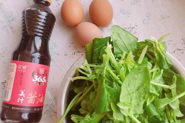 酱鸡蛋拌菠菜的做法图解1