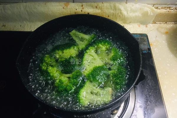 白灼西兰花的做法图解1