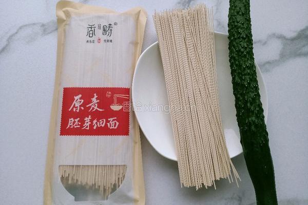 黄瓜丝拌面的做法图解1