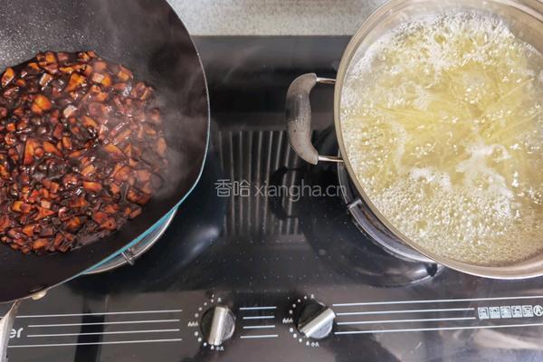 香菇黄豆酱米线的做法图解7