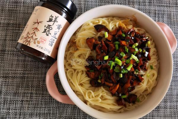 香菇黄豆酱米线的做法图解9