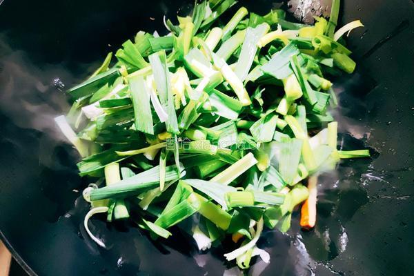 香干炒青蒜叶的做法图解5