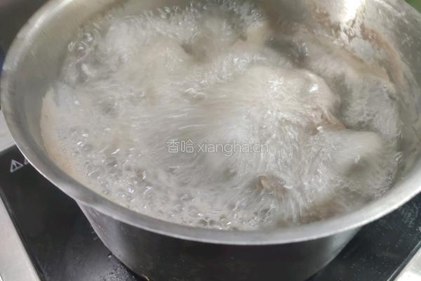 黑豆莲藕猪骨汤的做法图解2