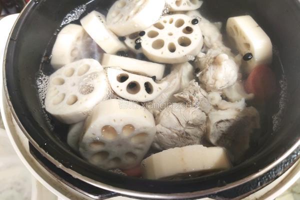 黑豆莲藕猪骨汤的做法图解5