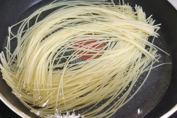 凉拌小米米线的做法图解2