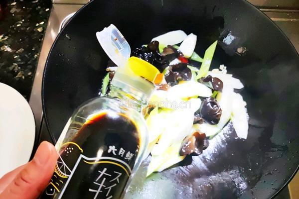 轻盐山药炒木耳的做法图解6