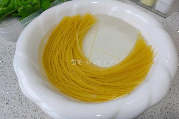 蹄汤米线的做法图解3
