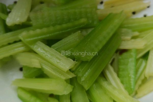 凉拌芹菜的做法图解4