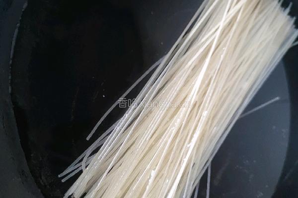 酸汤米线的做法图解2