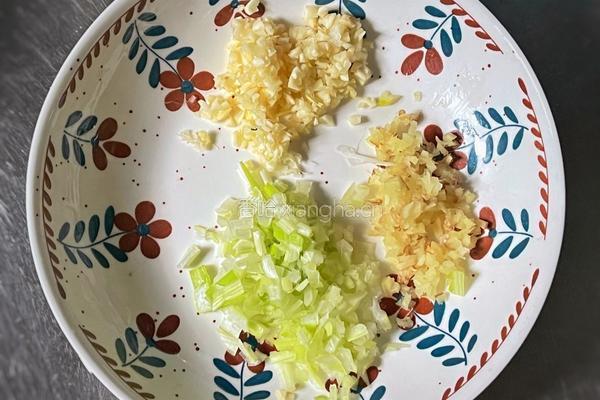 【春季“养肝”】鱼香豆腐烧肉的做法图解2